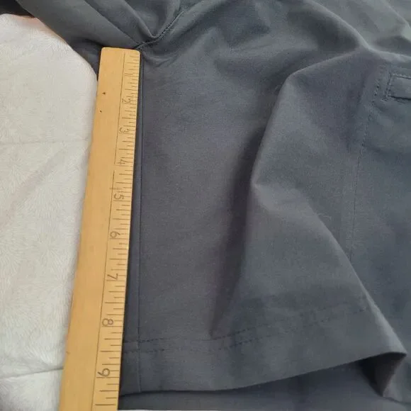 IZOD Golf Swing Flex Black Cargo Men's Shorts Size 30 sporty outdoor gorpcore - Picture 7 of 9